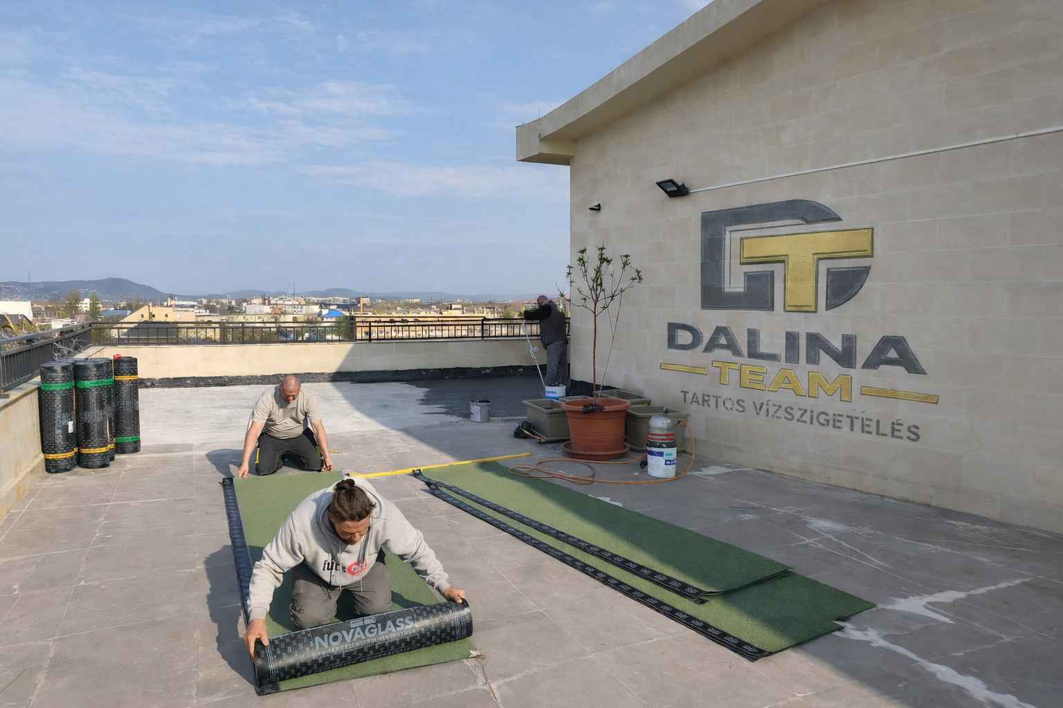 PVC tetőszigetelő lemez kiterítése modern lapostetőn - Dalina Team kivitelezés