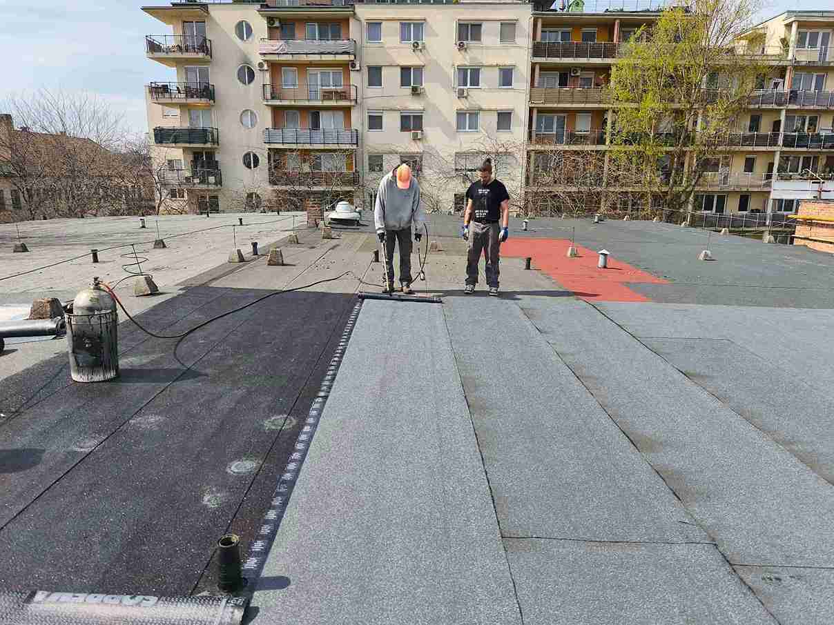 Bitumenes lemez terítése lapostető szigetelés során - Dalina Team